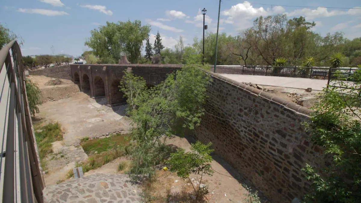 Solicitan subsanar dudas sobre obra de mejora del Puente de la Historia.  Foto César Ortiz  El Sol de San Juan del Río